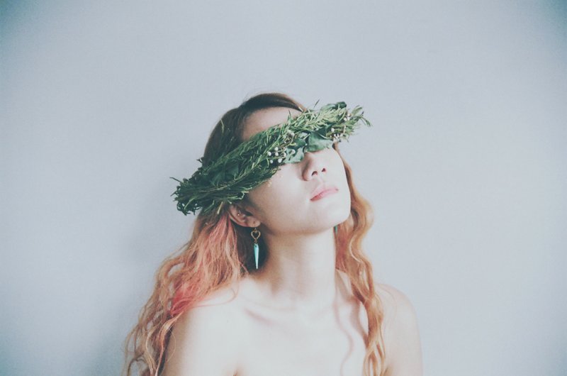 Marygo﹝看起來壞壞的可是很有愛心﹞簍空金色線星星藍綠彩色卯釘耳環 - 耳環/耳夾/耳骨夾 - 其他金屬 多色