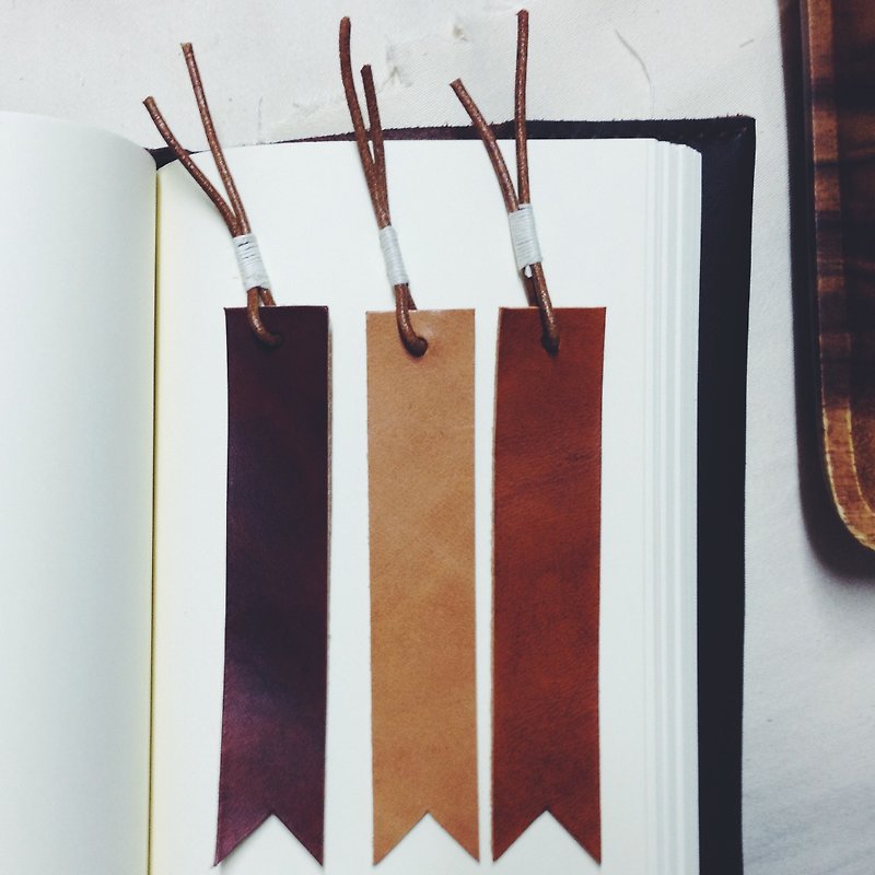 [NINOX] handmade leather bookmarks - พวงกุญแจ - หนังแท้ สีนำ้ตาล