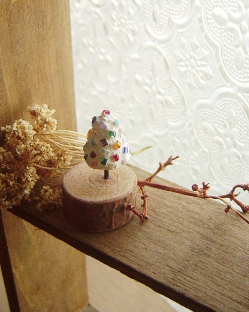 Love the earth. Planted a tree in color. Small cement decorations. Christmas Edition. wood - ของวางตกแต่ง - ปูน หลากหลายสี
