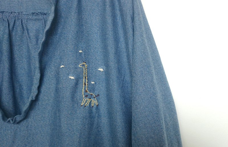 牛仔藍棉布-長頸鹿刺繡洋裝(最後一件) - 洋裝/連身裙 - 繡線 藍色