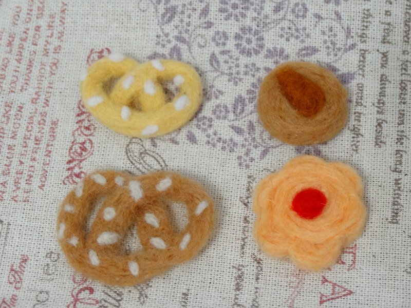 Biscuits - wool felt "keychain, ornaments, decorations" (can be customized to change the color) - ที่ห้อยกุญแจ - ขนแกะ สีส้ม