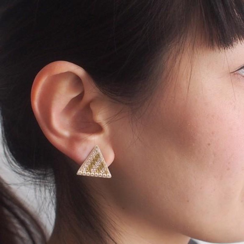 stud earrings"stripe triangle" gold - ピアス・イヤリング - 刺しゅう糸 ゴールド