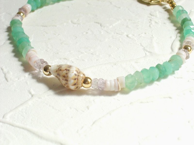 Cute little fresh shell emerald bracelet - สร้อยข้อมือ - วัสดุอื่นๆ สีเขียว
