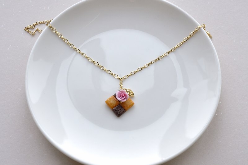 Sweet Dream* Checkerboard Rose Biscuit Necklace - สร้อยคอ - ดินเหนียว 