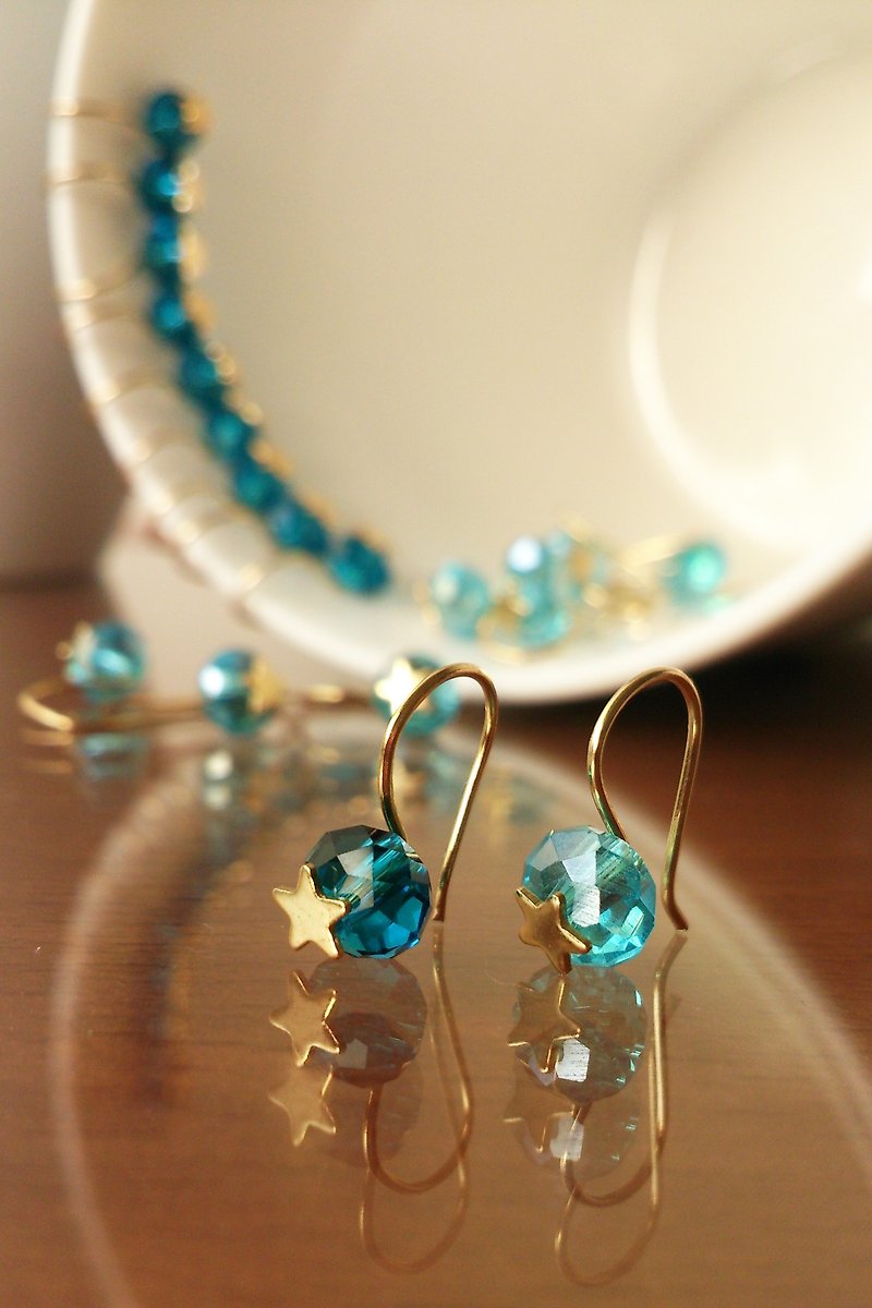 Who dug the crystal hole~Small and cute glass and crystal dual-use earrings~Blue crystal series - ต่างหู - วัสดุอื่นๆ สีน้ำเงิน