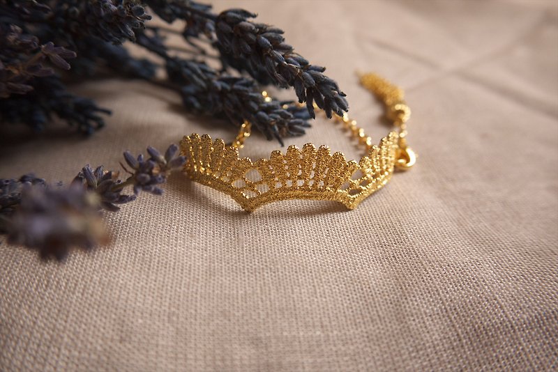 Queen Elisabeth Cooper plate with gold Bracelet _ simplify style - สร้อยข้อมือ - โลหะ สีทอง