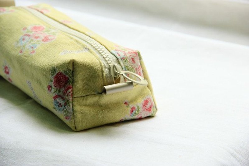 鉛筆盒 春天玫瑰開 - 化妝袋/收納袋 - 棉．麻 黃色