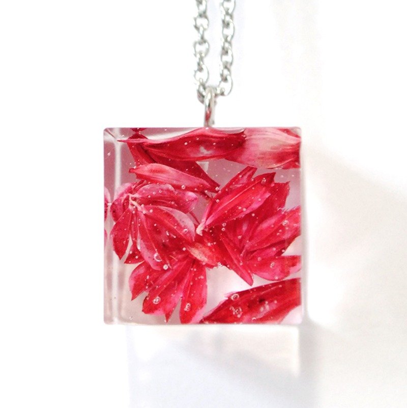 Colour Freak Studio Red Dried Flower Necklace / Cube pendant / Flower In Ice Series - Necklaces - Plants & Flowers Red