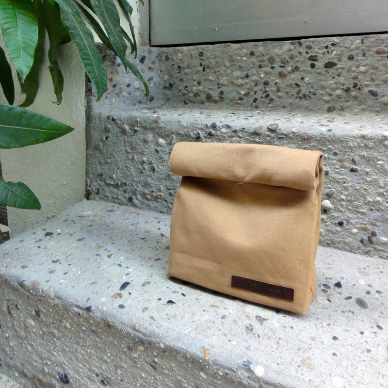 小麥色帆布手拿包 Paper Clutch - Lunch Bag Inspired Canvas Clutch - อื่นๆ - วัสดุอื่นๆ สีทอง