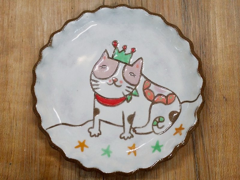 【造型盤】貓咪小王子─嗝!吃太撐~休息一下 - 小碟/醬油碟 - 陶 