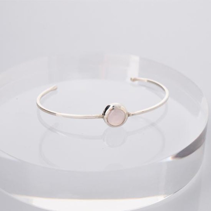 Simple rose quartz bracelet - สร้อยข้อมือ - โลหะ สึชมพู