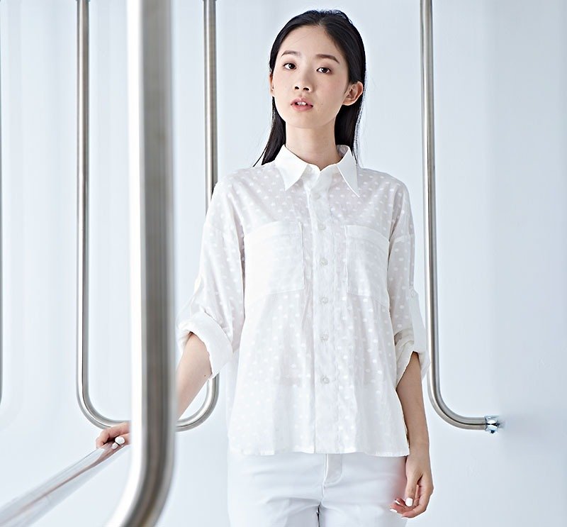 [Refurbished] White Jade Dots Lightweight Cut Flower Loose Shirt - เสื้อเชิ้ตผู้หญิง - ผ้าฝ้าย/ผ้าลินิน ขาว