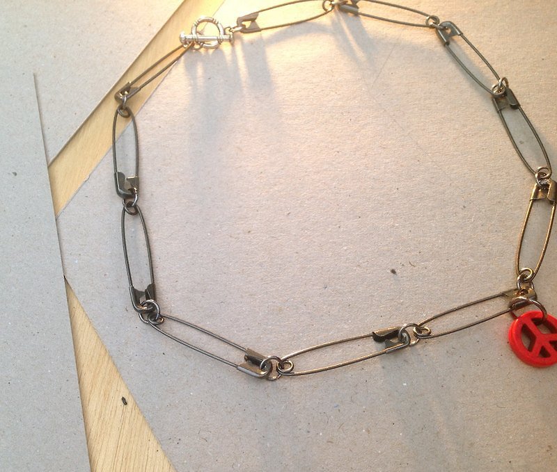 項鏈∞黑金別針保持距離鎖喉鍊—紅色和平【龐克】 - Necklaces - Other Metals Black