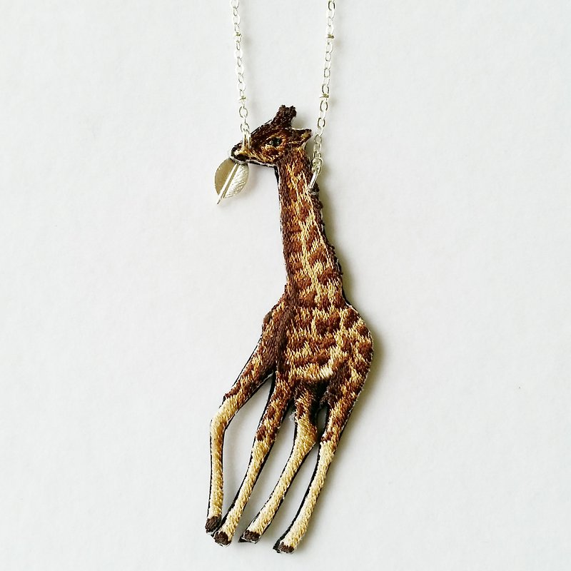 Giraffe embroidery Silver plated necklace - สร้อยคอยาว - งานปัก สีนำ้ตาล