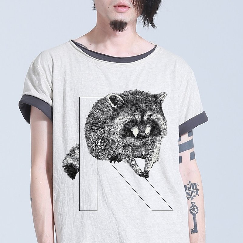 Raccoon 浣熊 手繪字母T - 男 T 恤 - 棉．麻 白色