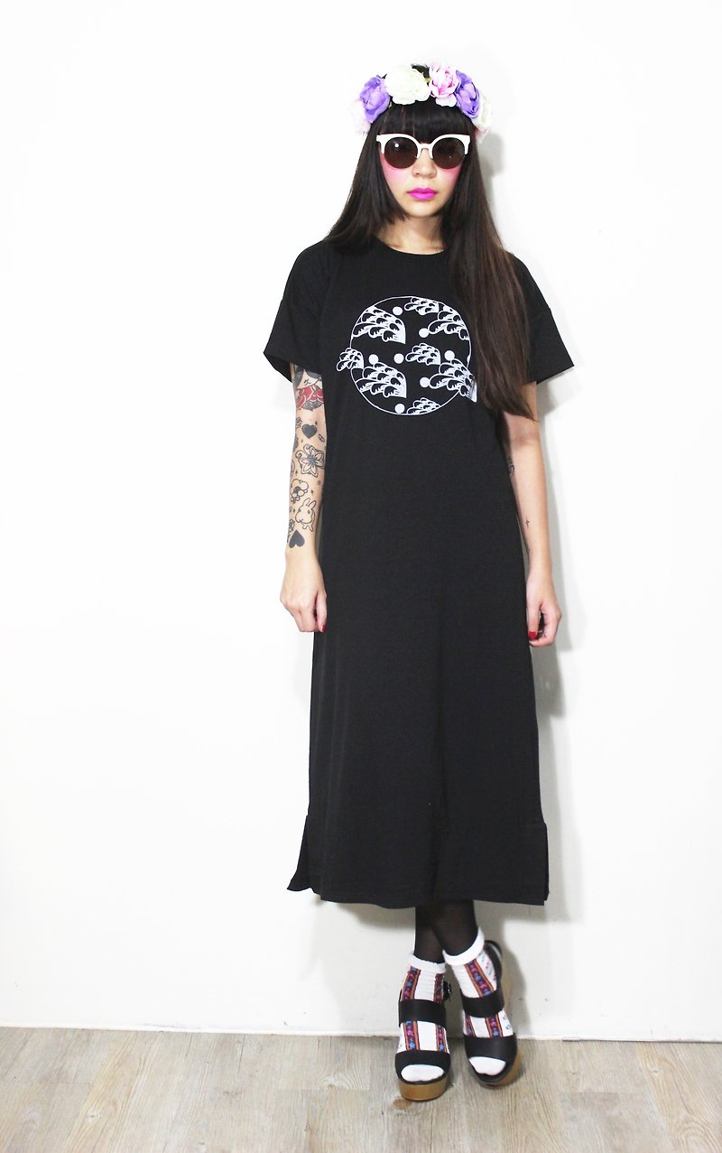 Fairy Farm Factory [FFF] design hand-printed white Shuiyu wave pattern cotton T Long Dress - ชุดเดรส - ผ้าฝ้าย/ผ้าลินิน สีดำ