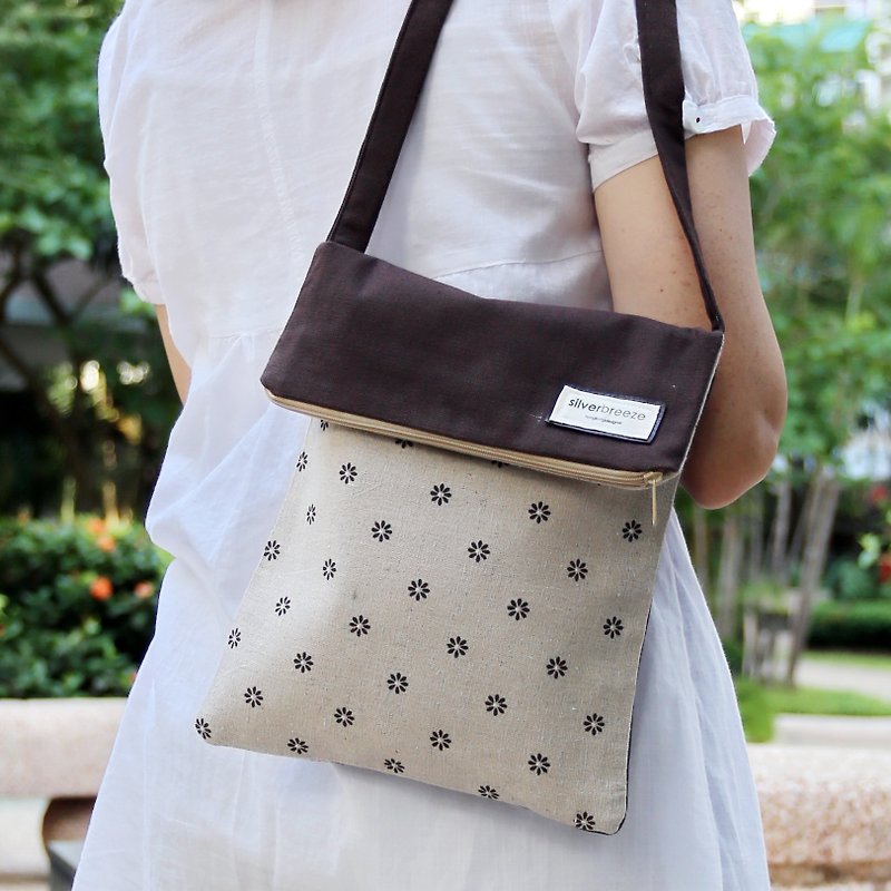 Silverbreeze ~ Crossbody bag / shoulder bag / travel bag with zipper ~ Little brown flowers - กระเป๋าแมสเซนเจอร์ - วัสดุอื่นๆ สีนำ้ตาล