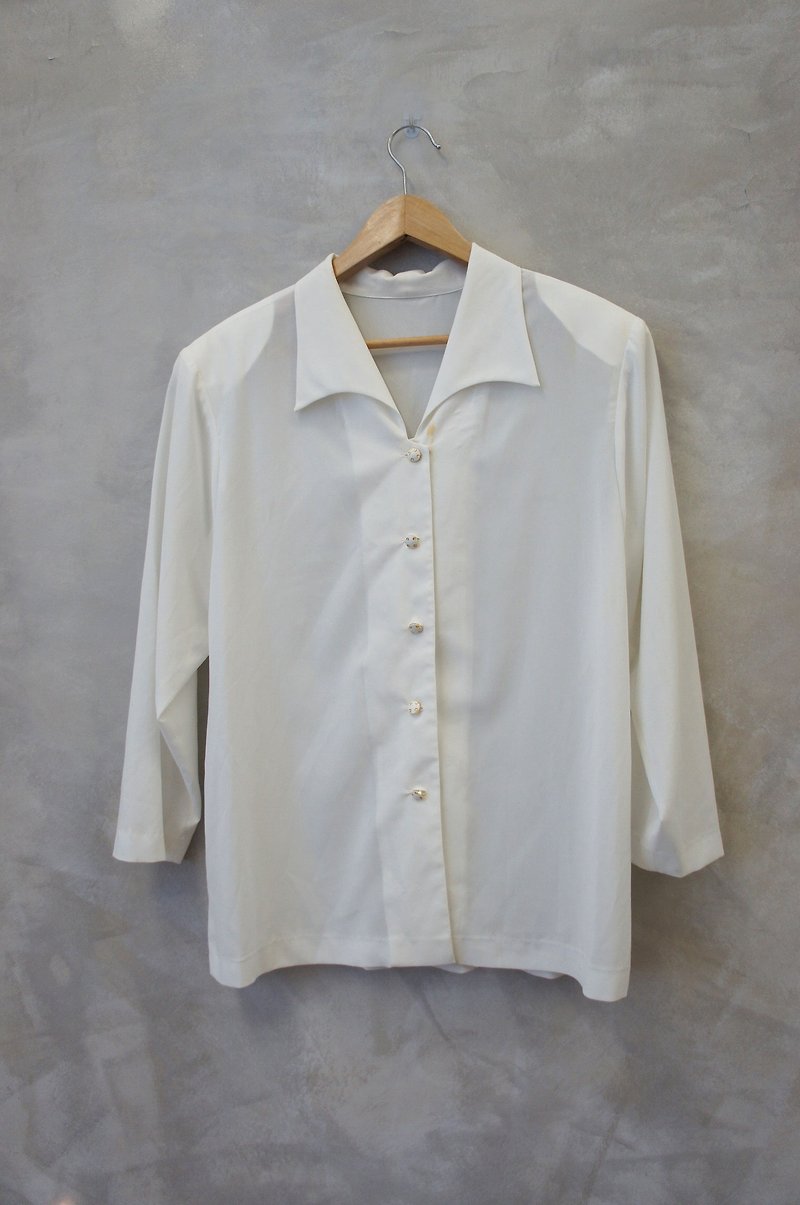 PdB vintage arc platinum buckle pointed collar white chiffon shirt - เสื้อเชิ้ตผู้หญิง - วัสดุอื่นๆ ขาว