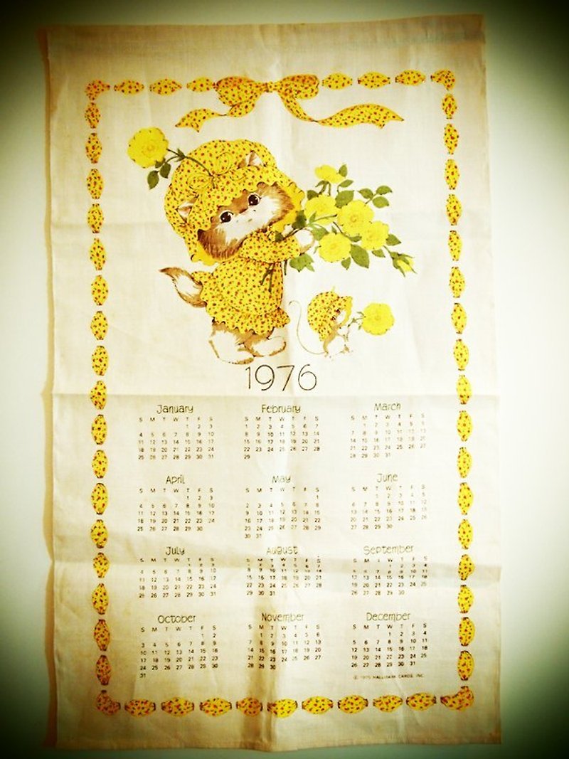 1976年 美國早期年代布面月曆  黃色小貓 - ตกแต่งผนัง - วัสดุอื่นๆ สีเหลือง
