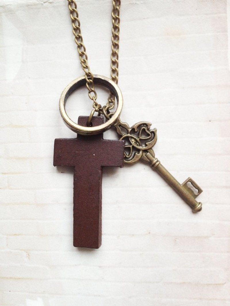﹉karbitrary﹉ ▲ wooden cross necklace with keys - สร้อยคอ - วัสดุอื่นๆ สีนำ้ตาล