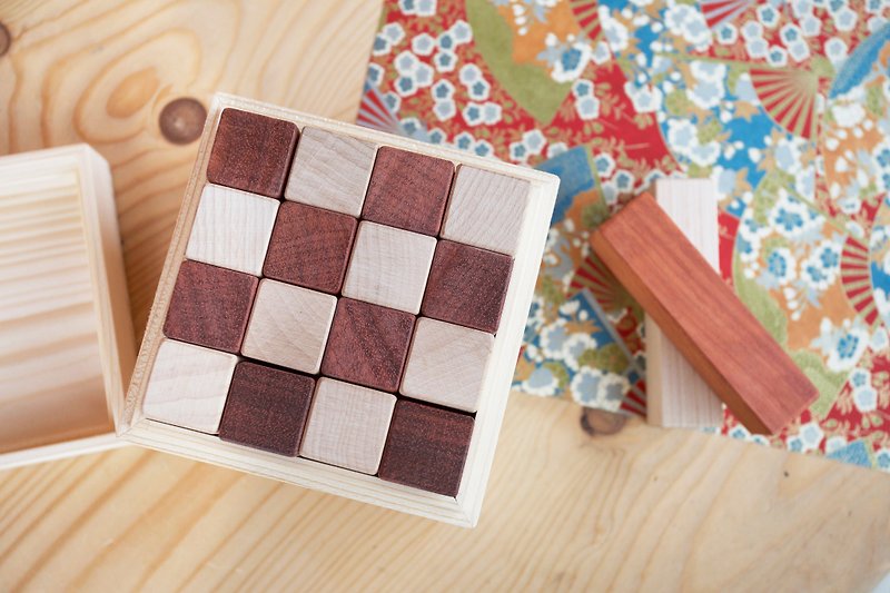 クラシックな市松ブロックの赤と白のミニグループ - 出産祝い用贈物 - 木製 レッド