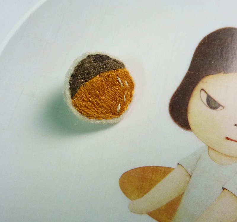 【Round Acorn】Hand-embroidered/ear acupuncture/earrings - Earrings & Clip-ons - Thread Brown