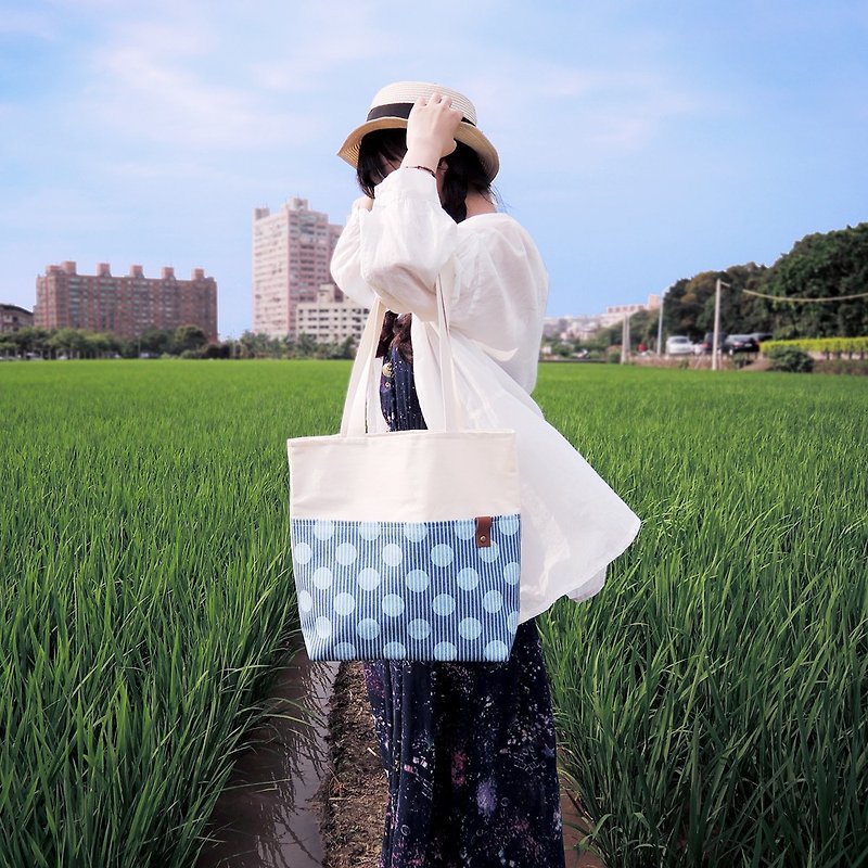 Beaver handle for small travel tote bag ◇ ◇ urban fringe big dots X unstamped meter canvas. Thick texture canvas shoulder bag Wen Qing Fang book bags canvas bags Japanese little blue summer beach picnic Kyoto Japan grocery bag mom bag - Messenger Bags & Sling Bags - Other Materials Blue