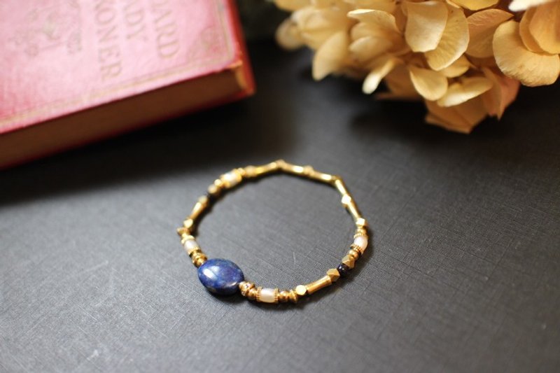 ~ Lapis blue sea of ​​glass / blue gravel / freshwater pearls / brass bracelet - สร้อยข้อมือ - วัสดุอื่นๆ 