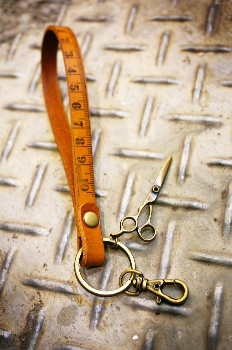 Sienna真皮尺標剪刀吊飾鑰匙圈(可改成手機吊飾) - 鑰匙圈/鑰匙包 - 真皮 咖啡色