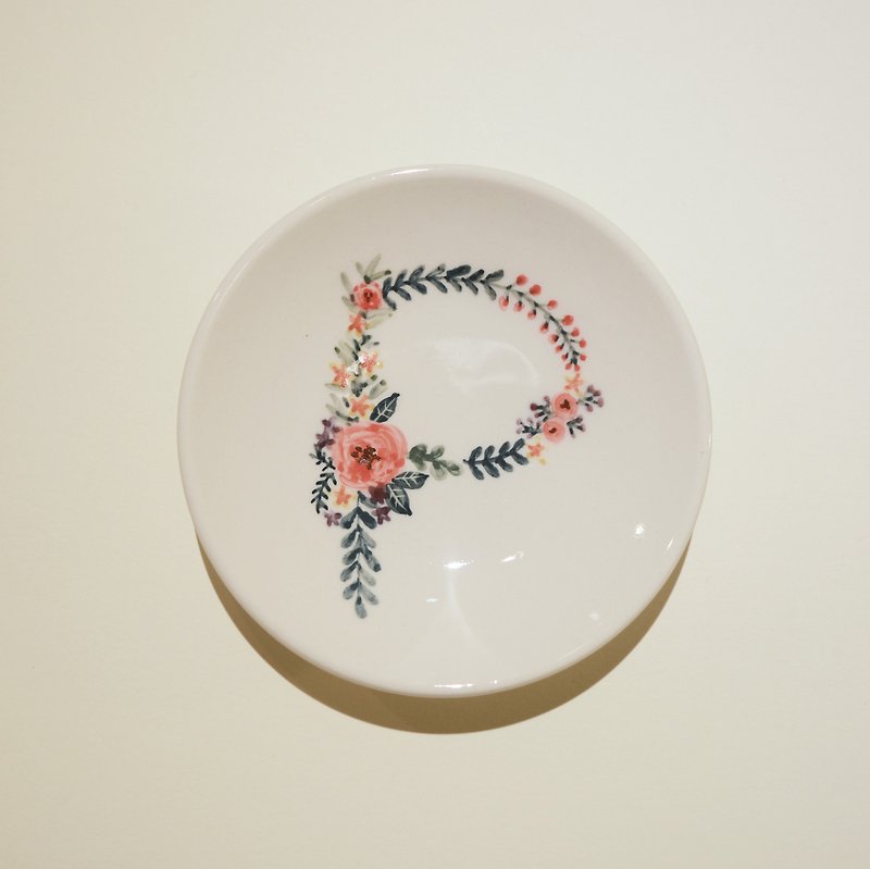 Hand-painted small porcelain plate-letter P-customized, name - จานเล็ก - เครื่องลายคราม สีแดง