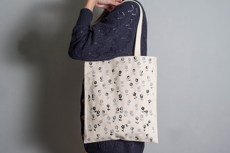 Hand-painted Handprint Embryo Cloth Bag [Small Flower Garden] Single-sided/Double-sided Handheld/Shoulder Blue/Red/Grey Black - Messenger Bags & Sling Bags - Cotton & Hemp Multicolor