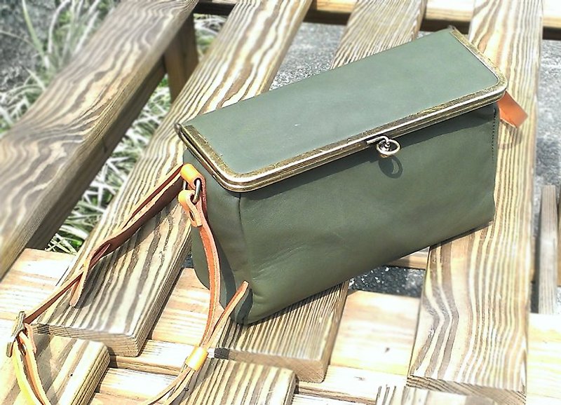 Sienna方口金包(抹茶綠) - กระเป๋าแมสเซนเจอร์ - หนังแท้ สีเขียว