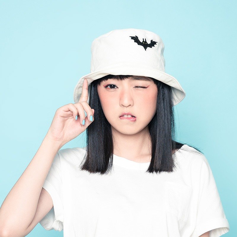 Bat electric embroidered fisherman hat - หมวก - ผ้าฝ้าย/ผ้าลินิน ขาว