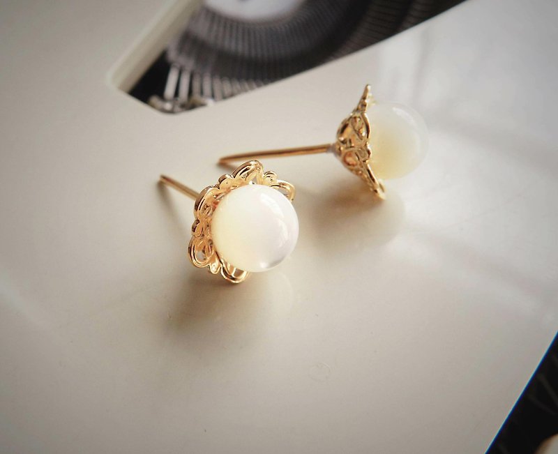 Flore [flowers] Natural white pearl earrings - Earrings & Clip-ons - Gemstone White