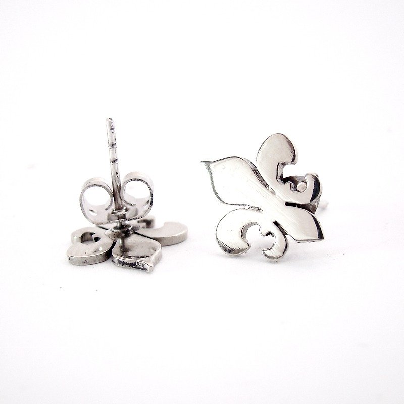 Scout badge studs earrings in white bronze handmade by hand sawing - 耳環/耳夾 - 其他金屬 
