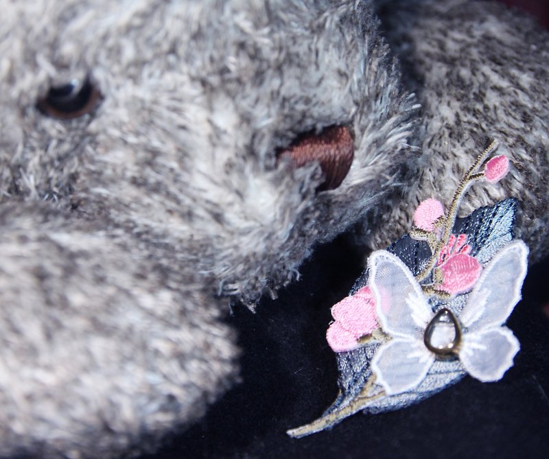 Butterfly  embroidery pin 蝶戀花 樹葉扣針 - 胸針 - 其他材質 灰色