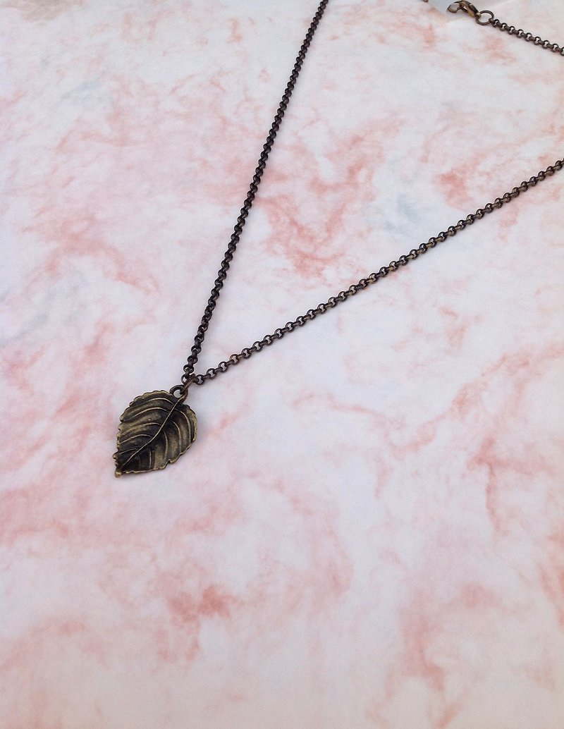 ∞ necklace that belongs to autumn leaves - Necklaces - Other Metals Gold