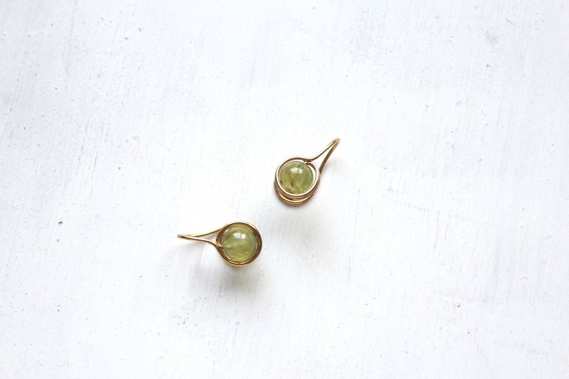 祖母綠.了 | 天然石橄欖石金邊耳夾（幸運之石） - 耳環/耳夾 - 寶石 綠色