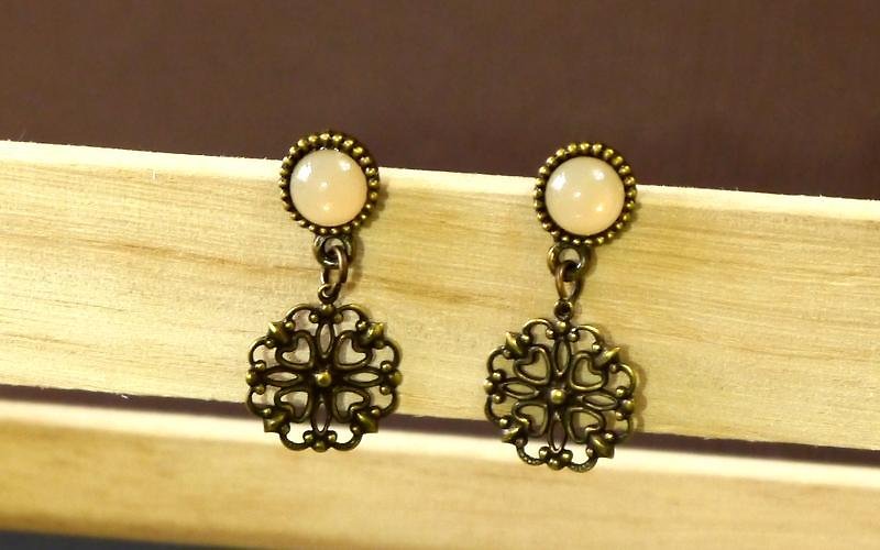 Light you up vintage carved gemstone earrings - ต่างหู - โลหะ สีกากี
