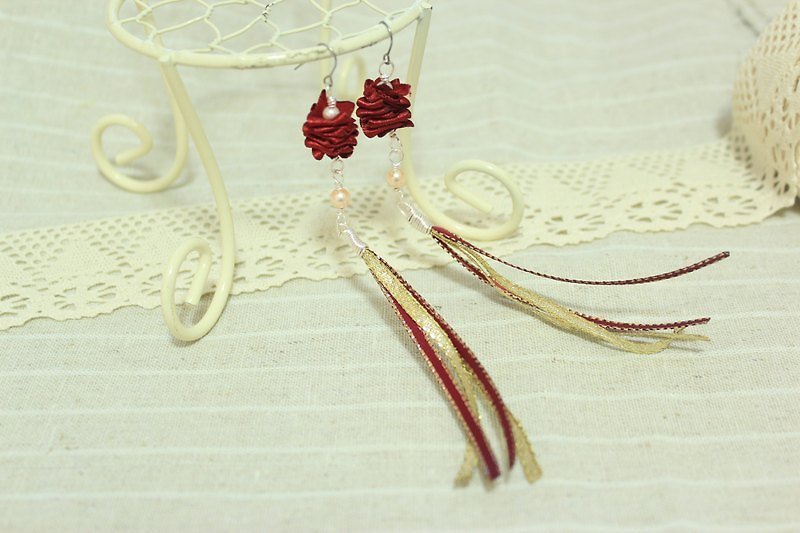 Hiko Rain手工飾品 華麗聖誕 金蔥緞帶長耳環 - 耳環/耳夾 - 其他材質 紅色