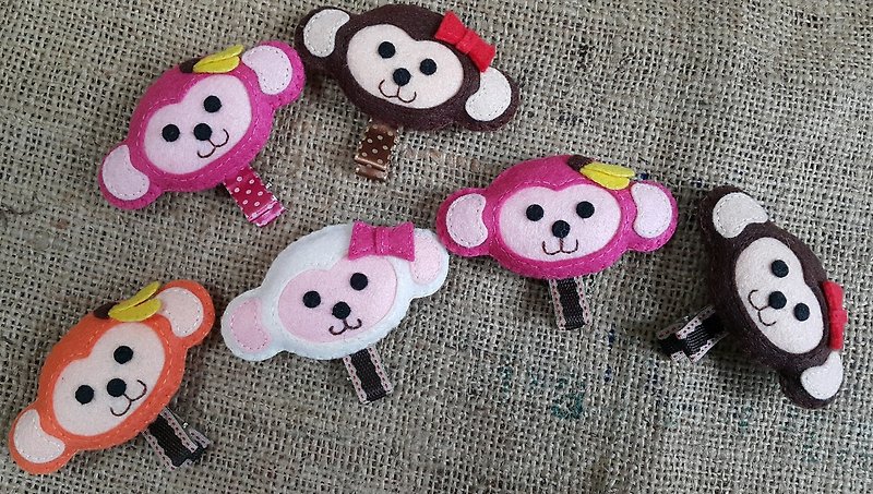 Mini bear hand made cute の naughty little Q monkey charm / pin / hairpin - Bibs - Other Materials 