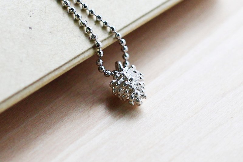 [Necklace] snow or white pine cones - Necklaces - Other Metals White