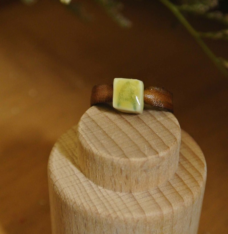 【 T - C 】戒指 皮革 牛皮 日本白瓷 瓷器  限量 自然釉色 無限看不膩色調 攝氏1350高溫燒製 - 戒指 - 瓷 