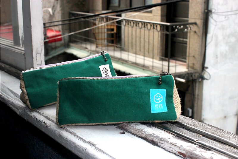 Hand-made × coffee linen / stitching triangular pencil bag "green stitch pieces" - Pencil Cases - Other Materials Green
