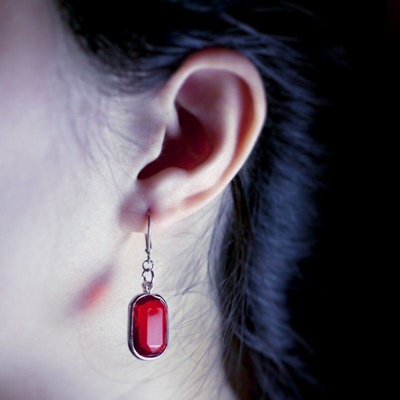 The Happy Prince-Big Ruby Blood Red Antique Polygonal Cut Acrylic Bead Earrings - ต่างหู - อะคริลิค สีแดง
