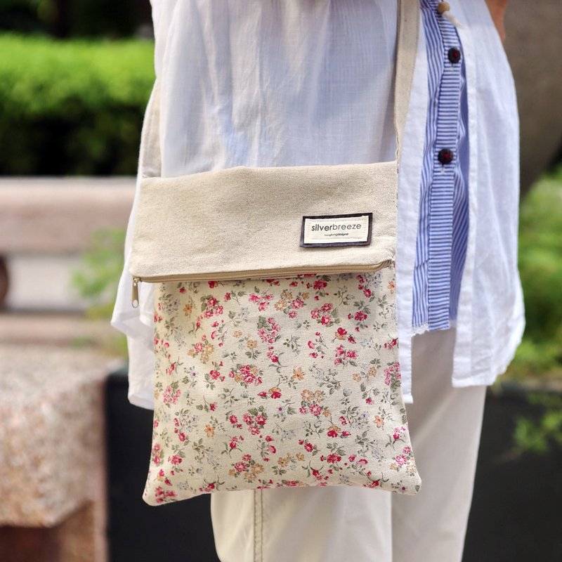 Silverbreeze ~ Crossbody bag / shoulder bag / travel bag with zipper ~ Woodland flowers - กระเป๋าแมสเซนเจอร์ - วัสดุอื่นๆ สึชมพู