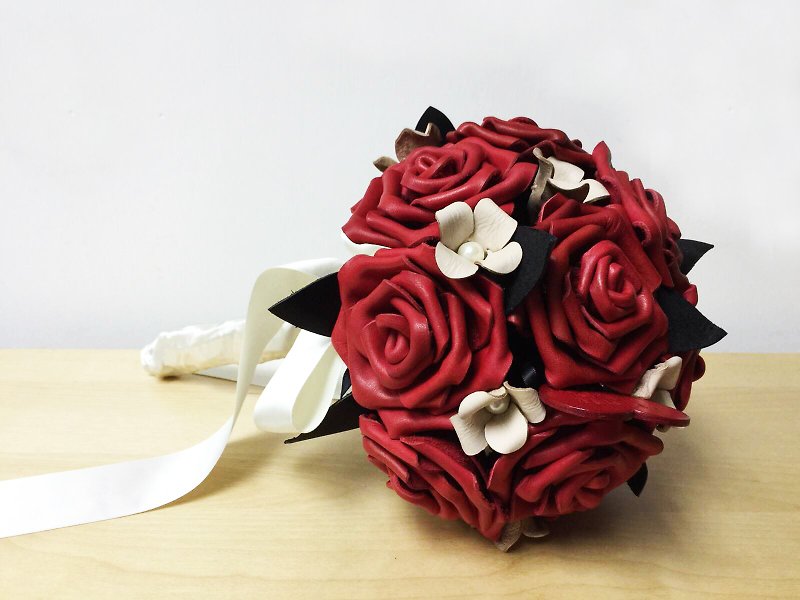 Red Leather Rose Bouquet - ช่อดอกไม้แห้ง - หนังแท้ สีแดง