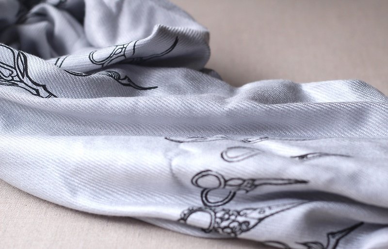 Retro silver scissors scarves - ผ้าพันคอ - ผ้าฝ้าย/ผ้าลินิน สีเทา