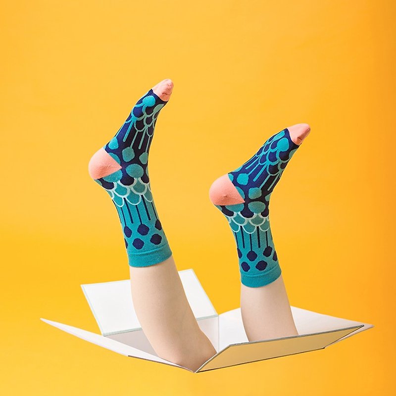 Fountain Jade Unisex Crew Socks | mens socks | womens socks | colorful fun & comfortable socks - ถุงเท้า - ผ้าฝ้าย/ผ้าลินิน สีเขียว