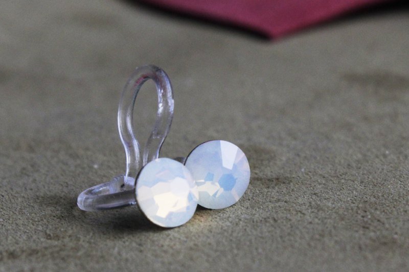 Classical Light | SWAROSVKI simple elegant earrings - egg white - ต่างหู - วัสดุอื่นๆ ขาว